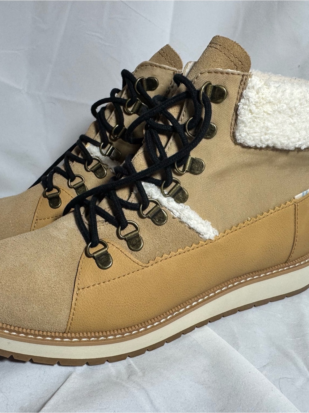 Toms Mesa Boots Lace up Suede Leather 9M Desert Tan Waterproof